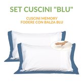 EverGreenWeb Coppia Cuscini con Elegante Set di 4 Fodere GRATIS in Morbido Cotone Bianco + Balza Blu, 2 Guanciali 100% Memory Foam per dolori CERVICALI in Schiuma Ergonomica ANTIACARO